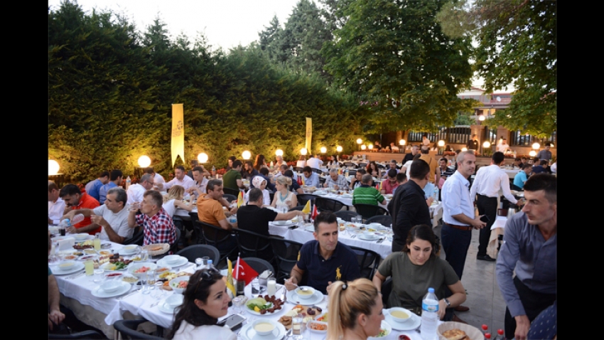 Bursalı hazır giyim tedarikçileri iftarda buluştu