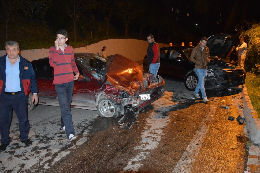 İki otomobil kafa kafaya çarpıştı: 2 yaralı