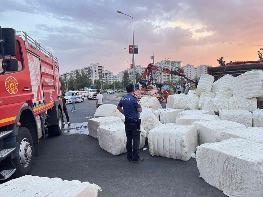 Kavşakta hızını alamayan tır yan yattı