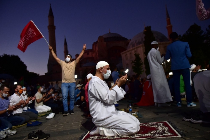 Ayasofya önünde akşam namazı kılındı