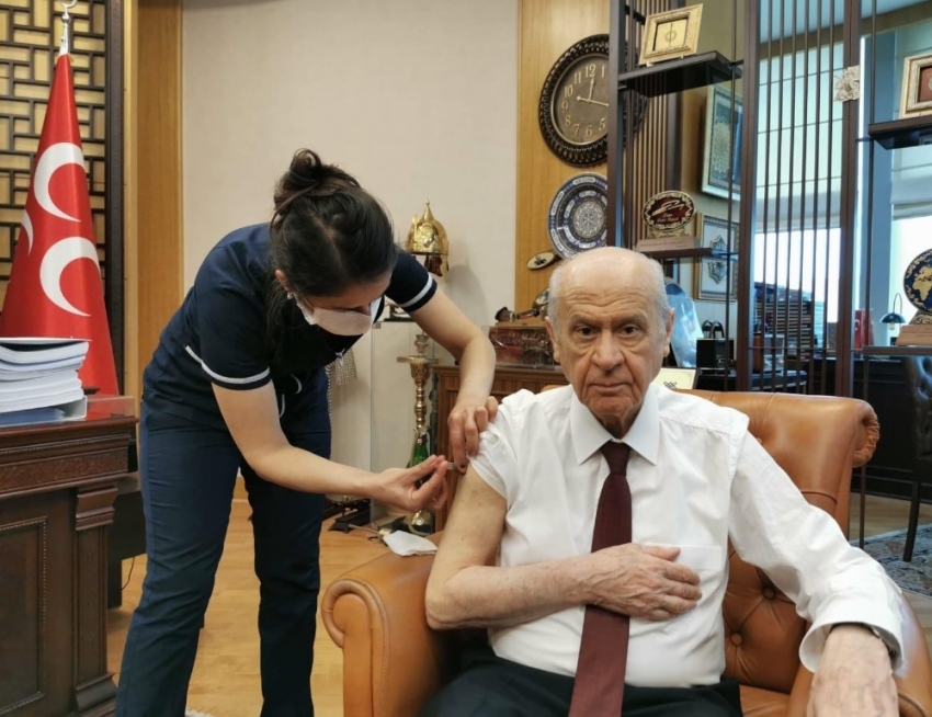 Devlet Bahçeli virüs aşısı oldu