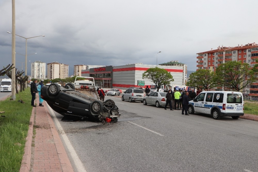 Refüjdeki ağaca çarpan otomobil takla attı: 3 yaralı