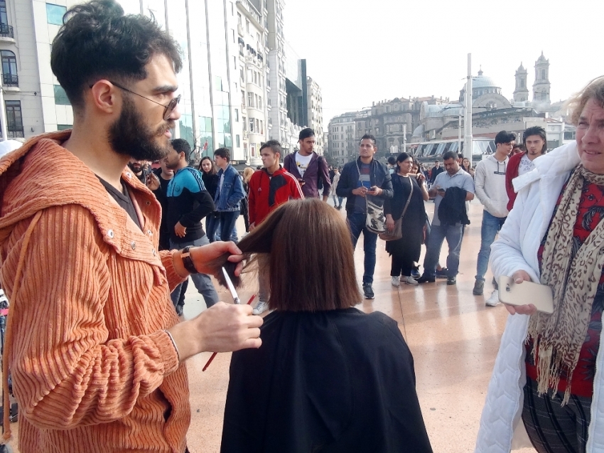 Taksim Meydanı’nda saç kesimi yaptı, ilgi odağı oldu