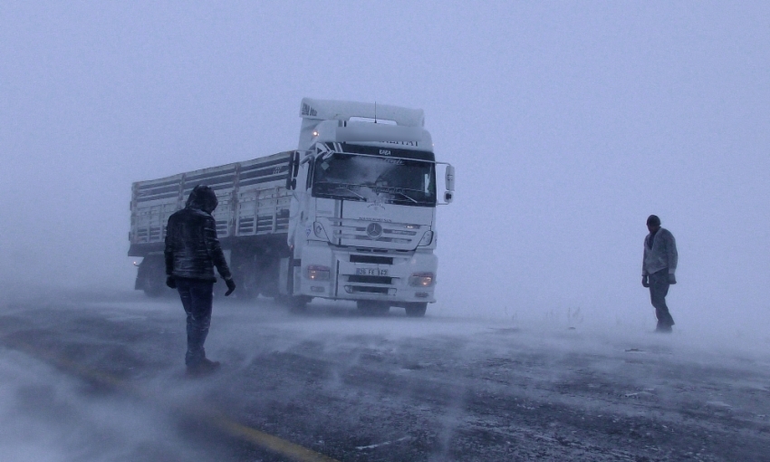 TIR'lar Sahara Geçidi'nde mahsur kaldı