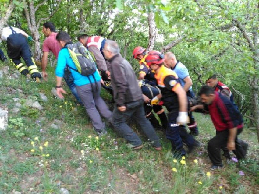 Ağaçlık alana düşen paraşütçü hastaneye kaldırıldı