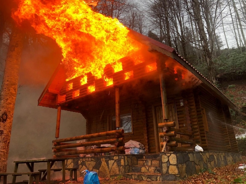 Turizm parkındaki bungalov ev alev alev yandı