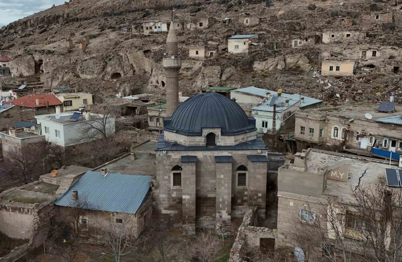 571 yıllık cami dimdik ayakta
