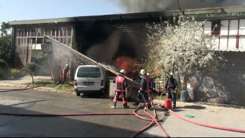 Esenyurt'ta boya fabrikası alev alev yandı