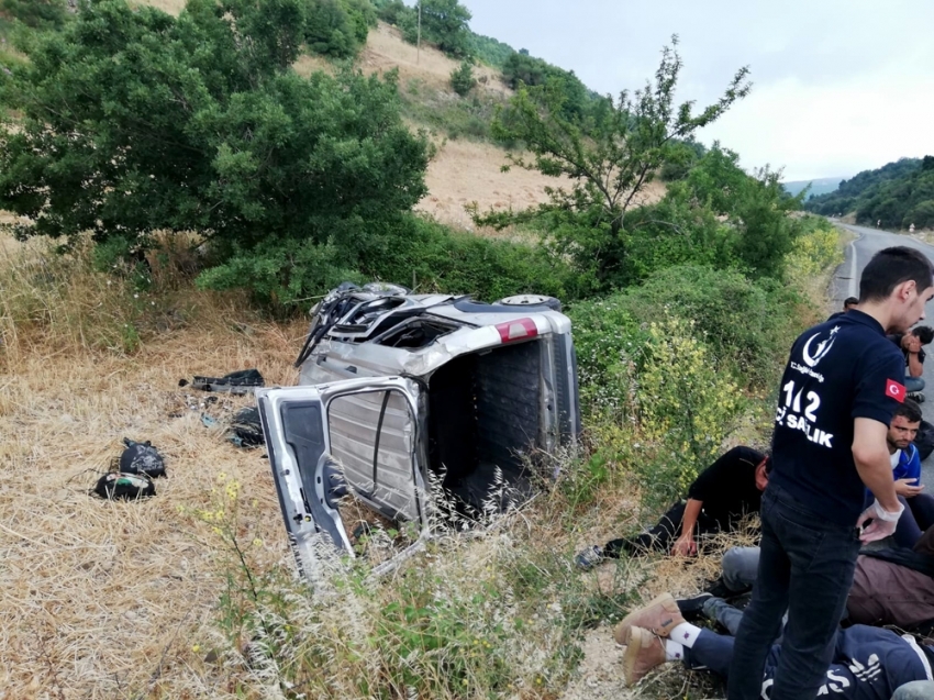 Kaçak göçmen taşıyan kamyonet devrildi: 11 yaralı