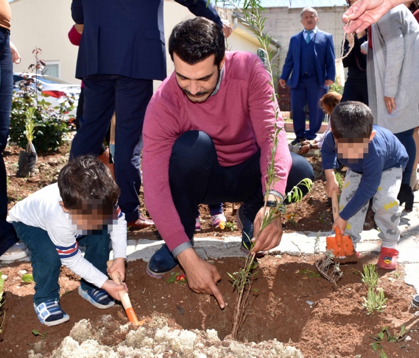 Ünlü oyuncu hükümlü çocuklarıyla fidan dikti