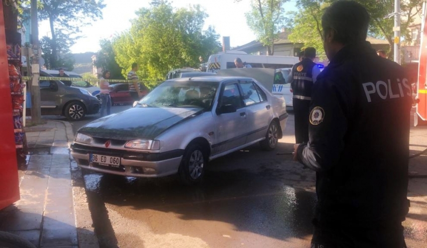 Kars’ta duman çıkan araç polis ve itfaiyeyi alarma geçirdi