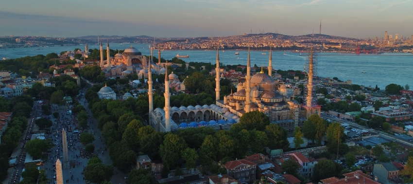 Sultanahmet Camii’nin gün batımıyla birleşen eşsiz manzarası