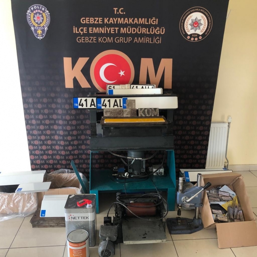 Çok sayıda boş plakayı kozmetik firmasında saklamışlar