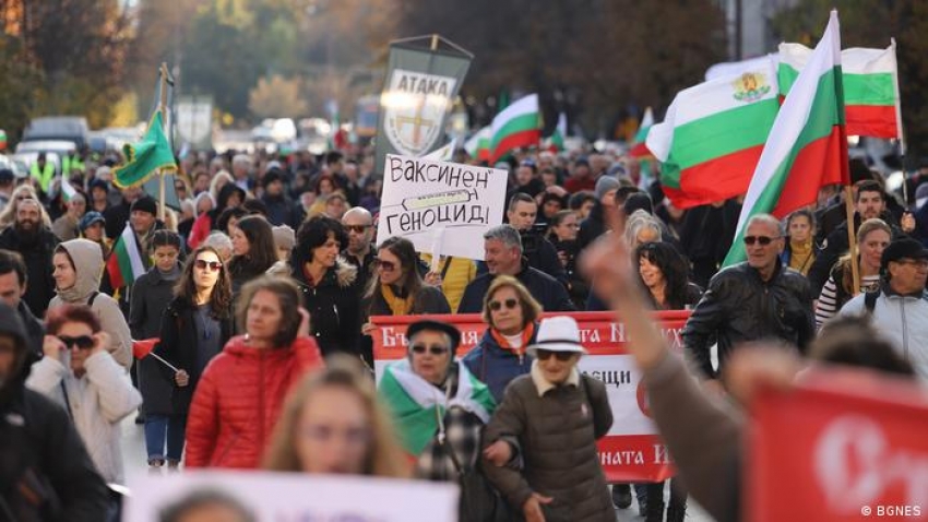 Bulgaristan'da protestocular parlamentoyu basmaya çalıştı