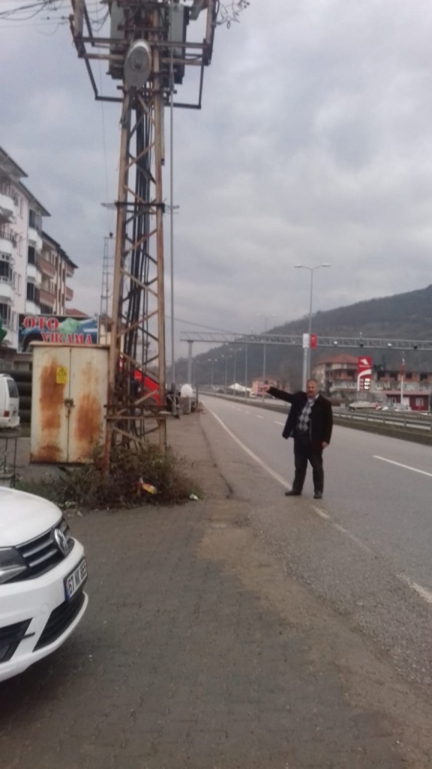 Yola yakın kurulan trafo kazaya davetiye çıkartıyor