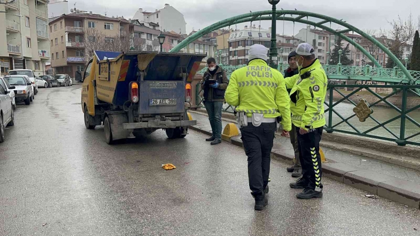 Çöp topladığı kamyonun altında kalan işçi yaralandı