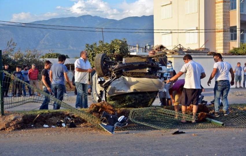 Hurdaya dönen araçtan sağ çıktılar