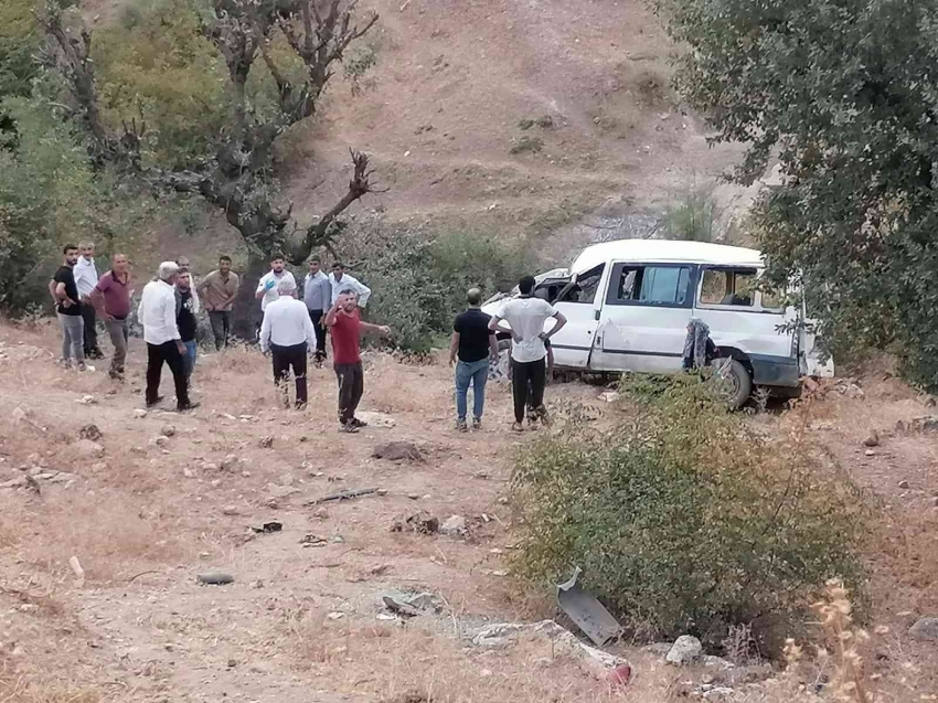 İnşaat işçilerini taşıyan midibüs uçuruma yuvarlandı