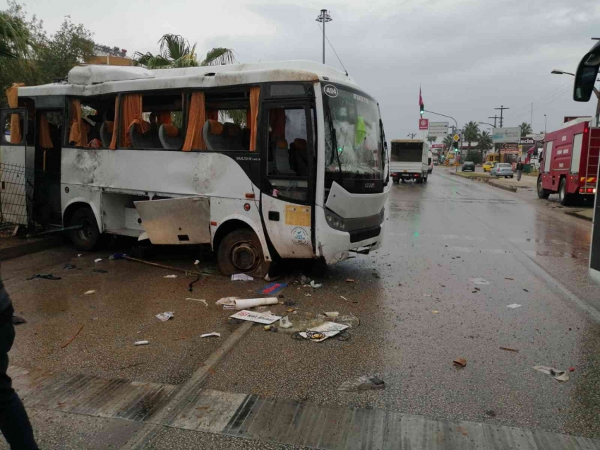 Antalya’da turistleri taşıyan midibüs takla attı: 2’si çocuk 8 Rus turist yaralandı