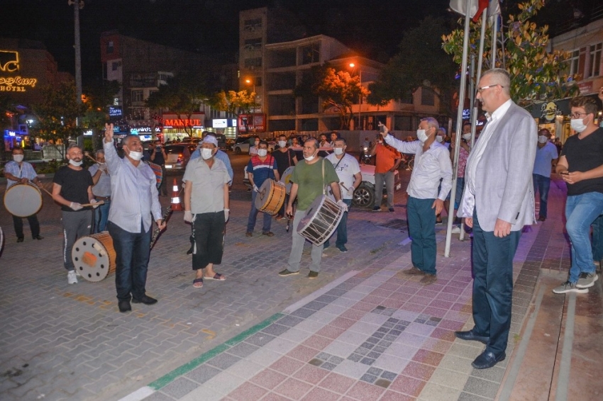 Karacabey’de Ramazan davulcuları, alınan önlemlerle gelenekleri yaşattı