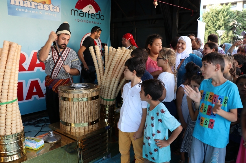 İzmir’de Maraş dondurması çılgınlığı