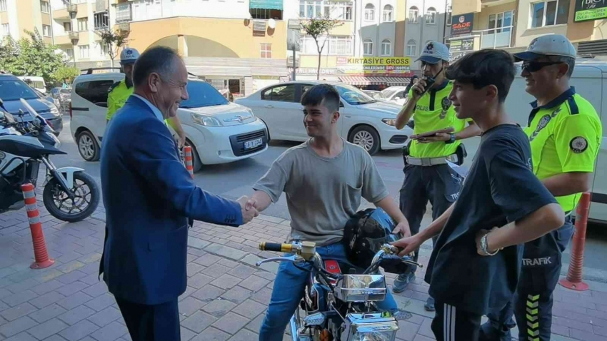 Bursa'da ilçe emniyet müdüründen kask takan gence teşekkür