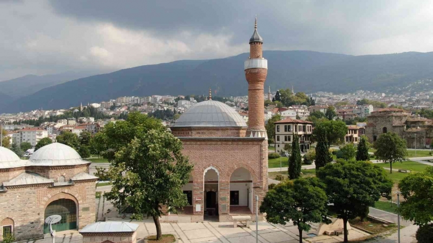 Bursa'da camiye dadanan hırsızlar ne varsa çaldılar