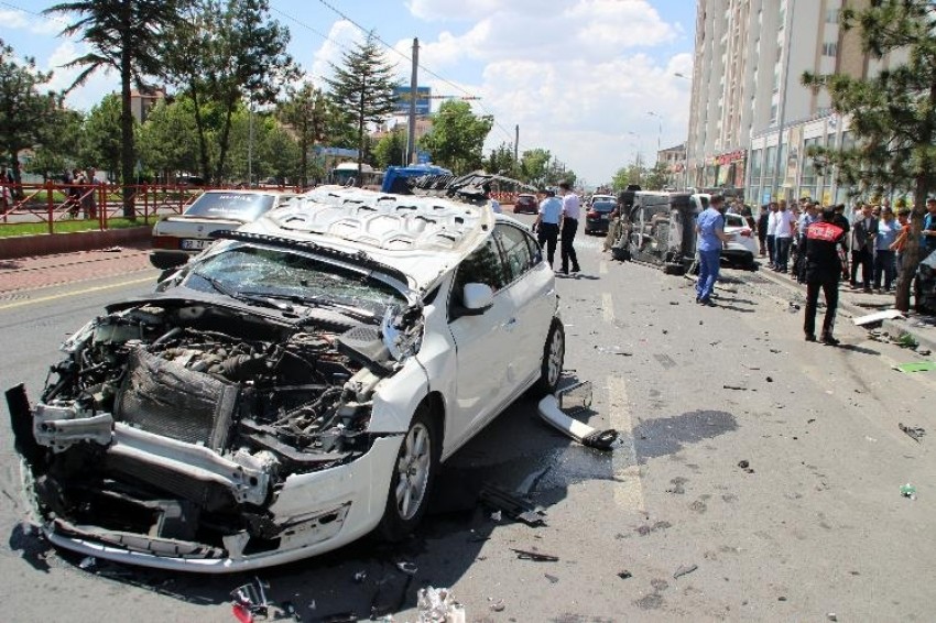 Freni patlayan halk otobüsü 5 otomobili biçti: 4 yaralı