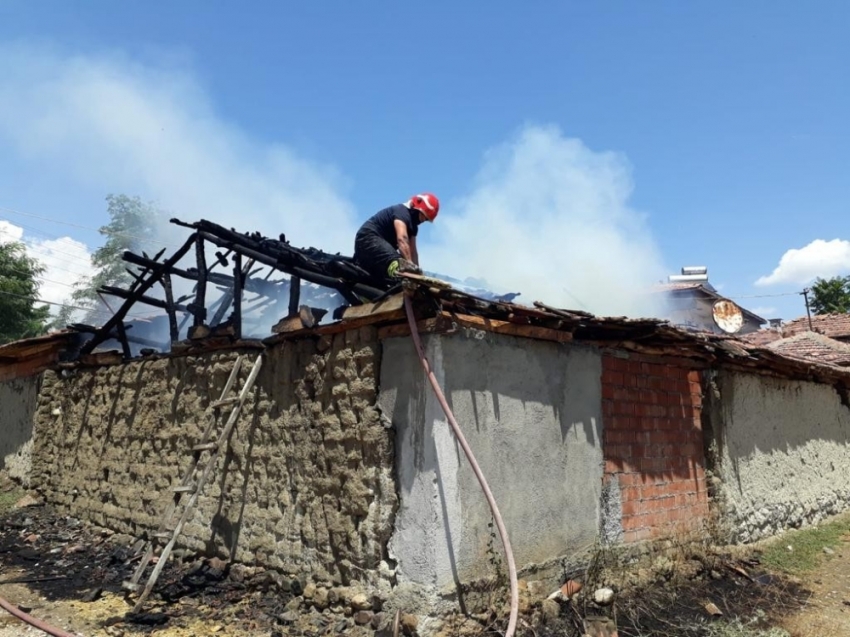 Amasya’da samanlık yangını: 10 ton saman kül oldu