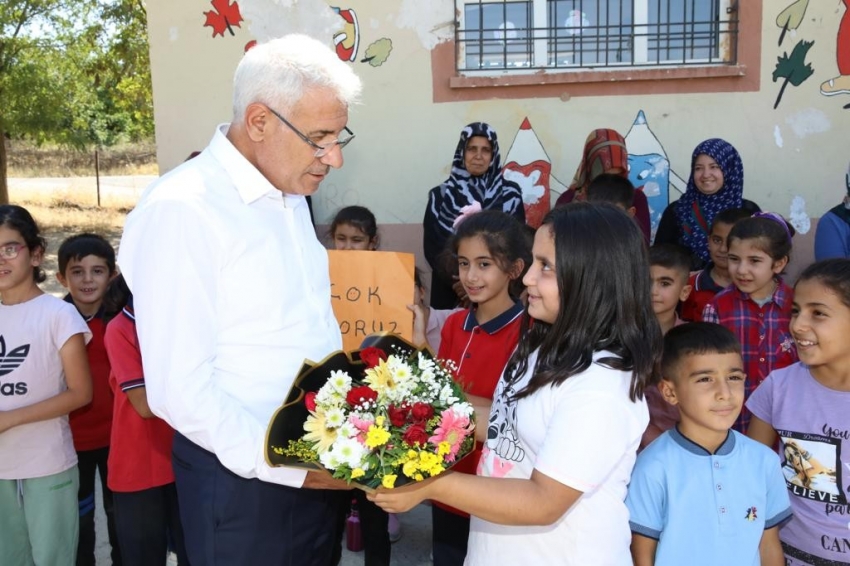 Başkan Güder öğrencilerin ilk ders heyecanına ortak oldu