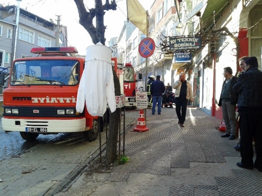 Evinin yanmadığını duyunca, itfaiye erlerini bağrına bastı