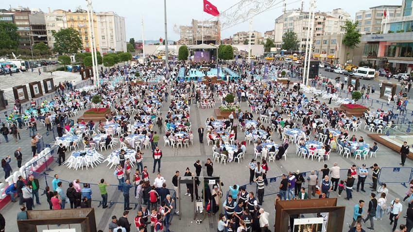 Taksim Meydanı’ndaki dev iftar havadan görüntülendi