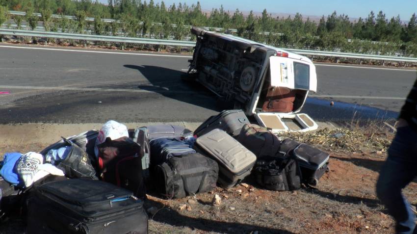 İşçileri taşıyan minibüs devrildi: 13 yaralı