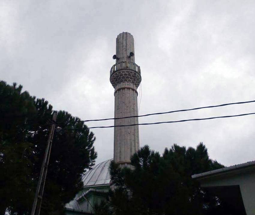 İstanbul’da fırtına minareyi yıktı