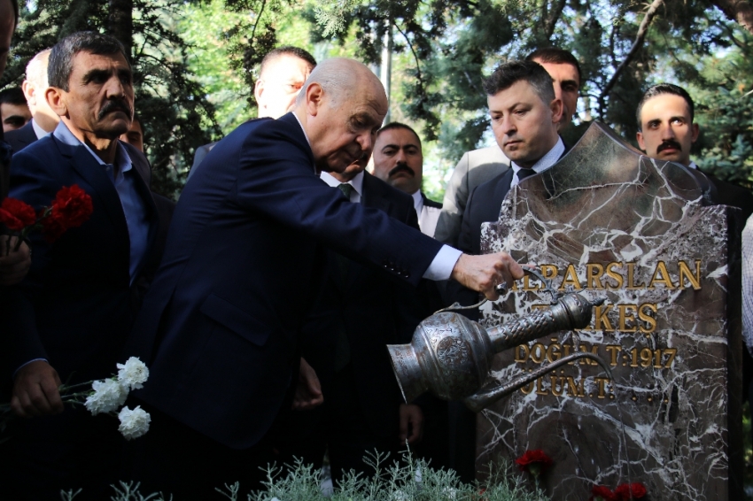 Bahçeli’den bayram sabahı Türkeş’in kabrine ziyaret 