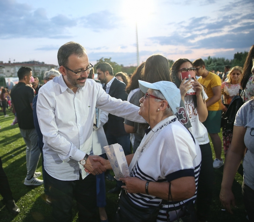 Bakan Kasapoğlu, Altındağ’da Yaz Akşamı Şenlikleri’ne katıldı