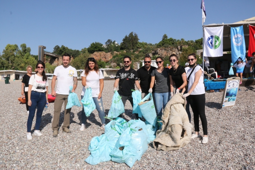 Dünyaca ünlü sahilden 30 dakikada çıkan çöpler pes dedirtti