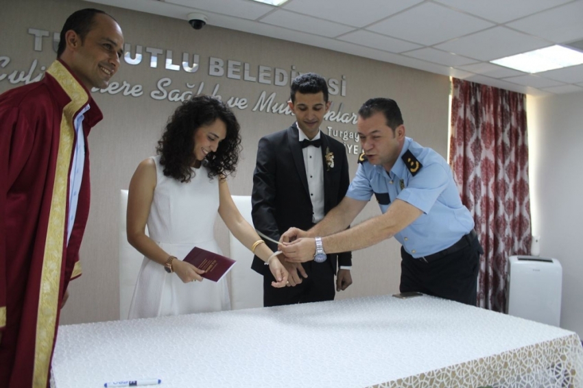 Polis memuruna nikah masasında kelepçe