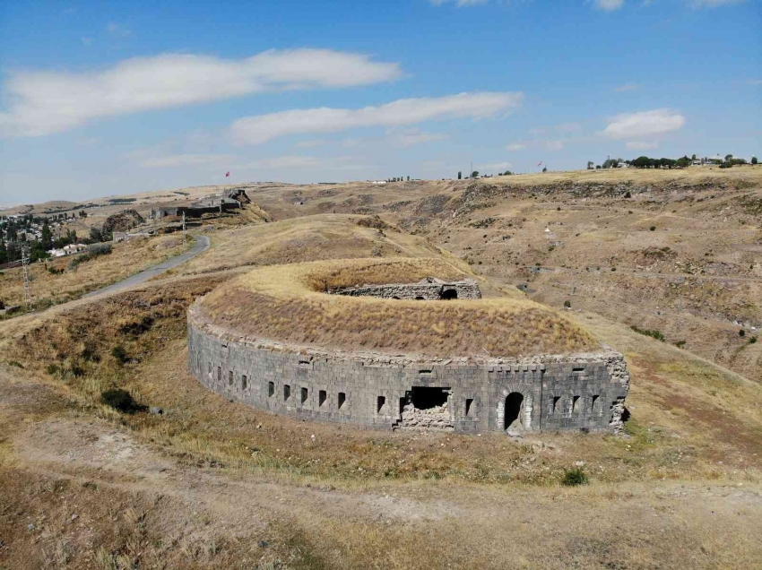 Kars’ta bir tarih gözler önünde yok oluyor