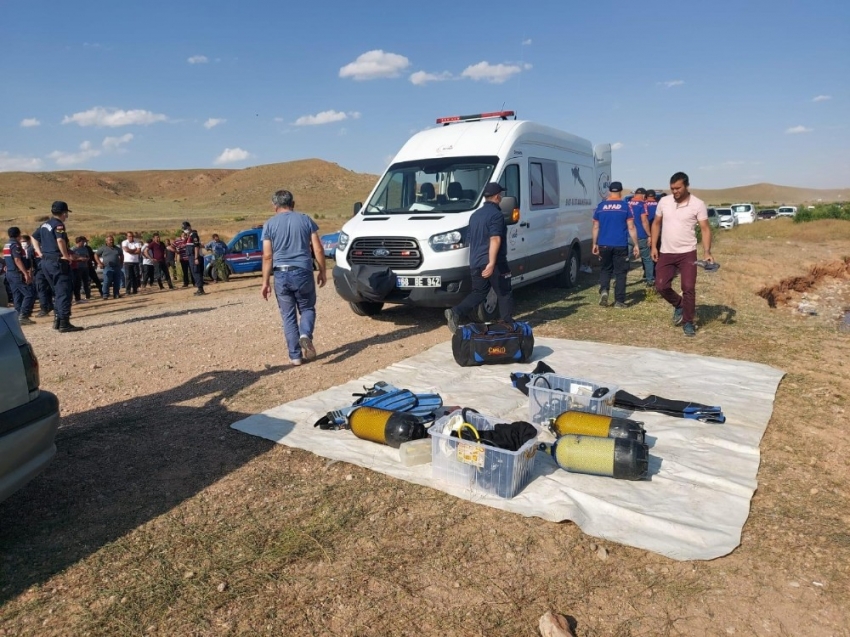 Gölete serinlemek için giren genç boğuldu