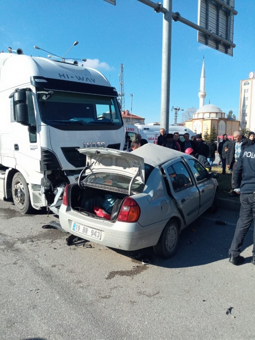 Kamyon ve otomobil çarpıştı:1 ölü, 1 yaralı