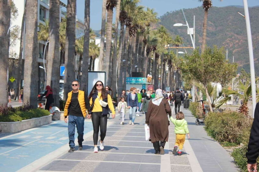 Güzel havayı gören Marmarisliler, plajları ve piknik alanlarını doldurdu