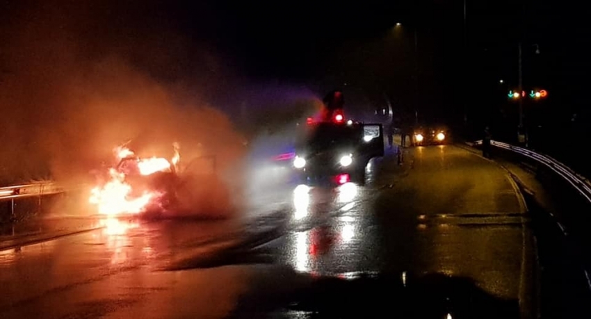 Alev alan otomobil nedeniyle trafik durdu, kaza oldu