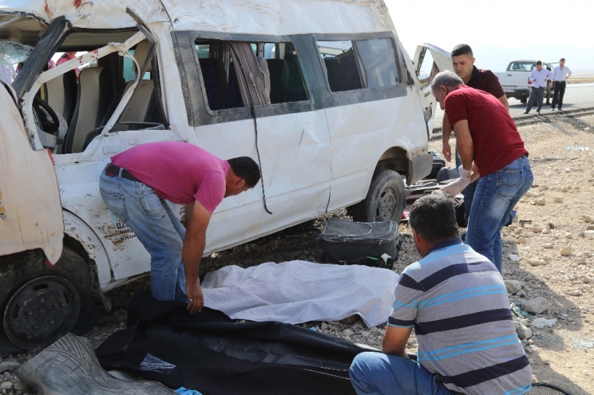 Tarım işçilerini taşıyan minibüs takla attı: 1 ölü, 14 yaralı