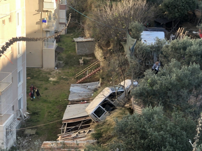 Kamyonet 50 metreden hobi bahçesine uçtu, yaşlı kadın hayatını kaybetti