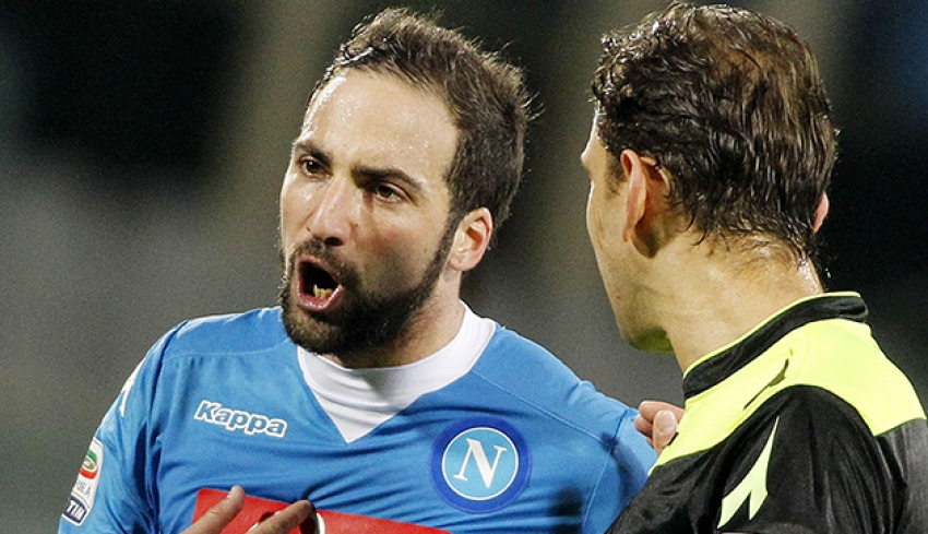 Gonzalo Higuain'e 4 maç ceza