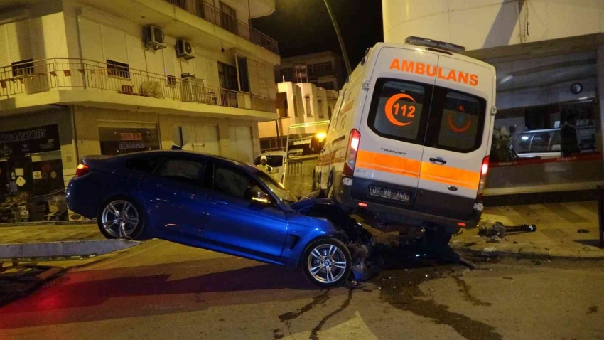 Hasta ihbarına giden ambulans otomobille çarpıştı: 5 yaralı