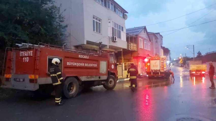 Kömürlük yangınında evin içi siyaha büründü