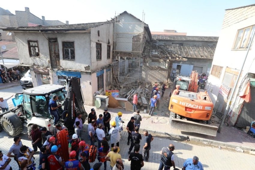 Tarihi Peynirciler Çarşısı’nda göçük: 1 ölü, 4 yaralı