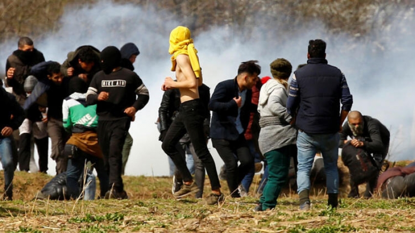 Yunan askerinden çok sert müdahale